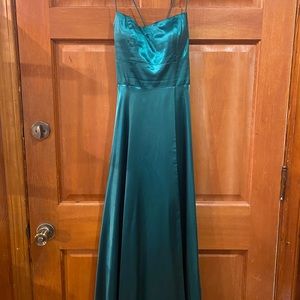 worn once, sometimes appears blue in photos but is emerald green💗